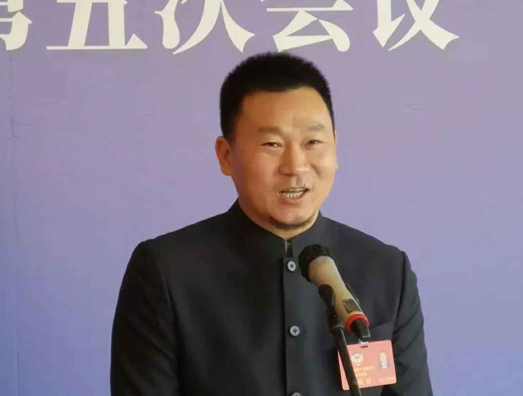202204221343.jpg 为进一步展示市政协团结、民主、开放、自信的形象,向市民和网友展示政协委员的履职风采,中山市政协十二届五次会议在2月4日上午开幕前开设“委员通道”,市政协委员、沈阳昊弘现场工程管理有限公司公司总经理陈朝阳走进“委员通道”,回应社会关切的问题。他就如何做好城市应急管理规划的问题进行发言,并回答记者提问。.jpg